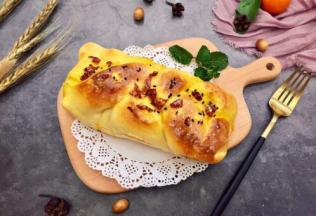 表皮刷了蛋液，成品上色很漂亮，金黄很是诱人