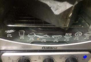 放入烤箱中层，上下火150度10分钟