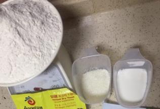 面粉称重，白糖牛奶量杯计量