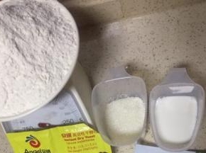 面粉称重，白糖牛奶量杯计量