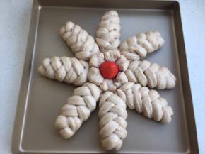 发好后涂蛋液。烤箱预热上下火180度