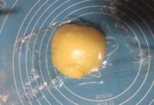 取出面团按压排气揉均匀，盖上保鲜膜醒发15分钟