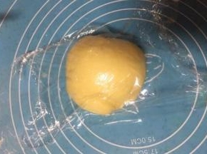 取出面团按压排气揉均匀，盖上保鲜膜醒发15分钟