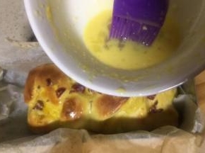 再刷上鹌鹑蛋液，加锡纸遮住面包表面继续烤10分钟！香味早就弥漫开来了