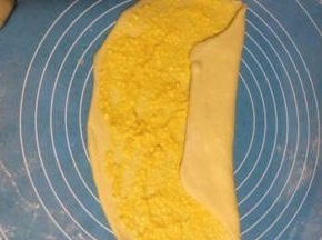 把一边卷起
