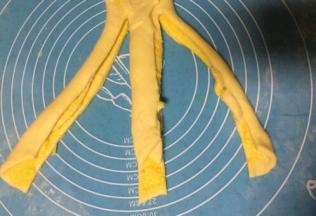 用切刀把折叠好的面皮分成三份