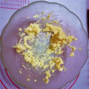 黄油室温软化，用打蛋器稍稍搅打均匀