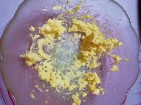 黄油室温软化，用打蛋器稍稍搅打均匀