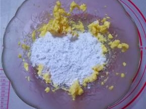 一次性倒入所有糖粉