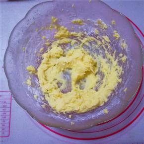 打蛋器用中速搅打至蓬松状