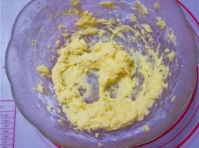 打蛋器用中速搅打至蓬松状