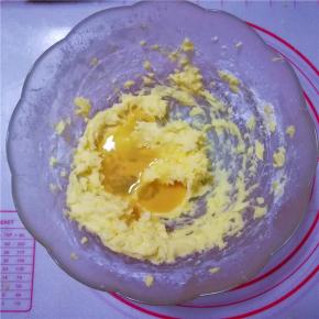 加入蛋液，继续搅打均匀