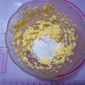 加入奶粉搅打均匀