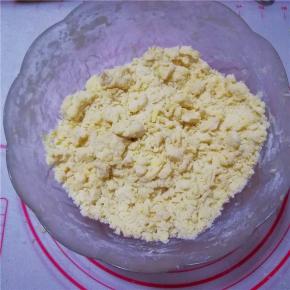 翻拌均匀至无干粉状态（不要过度搅拌面团防止出筋）。