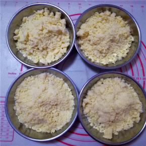 将搅拌好的黄油粉平均分成4份，分别装入不同的容器中