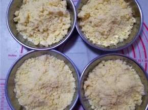 将搅拌好的黄油粉平均分成4份，分别装入不同的容器中