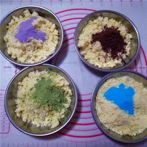 加入果蔬粉、可可粉、抹茶粉，搅拌均匀。