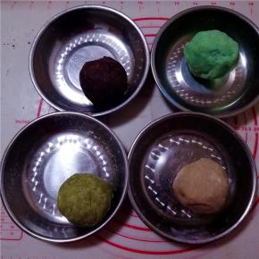 和成各色的面团。