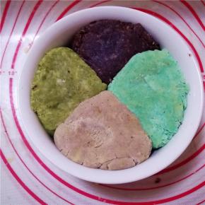 将饼干糊装入碗中并压实，用手指拨动一下，如出现图片中的纹理，即可制作饼干