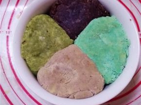 将饼干糊装入碗中并压实，用手指拨动一下，如出现图片中的纹理，即可制作饼干