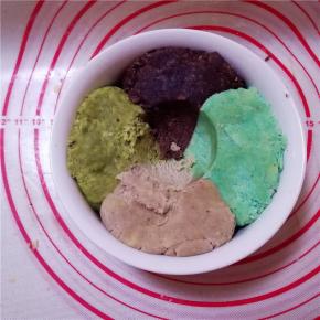 用冰淇淋勺舀一下，压实