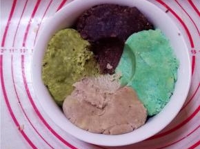 用冰淇淋勺舀一下，压实