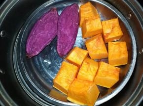 南瓜、紫薯切块，上锅蒸熟。
