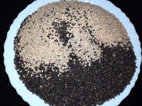 黑芝麻、白芝麻炒熟备用。