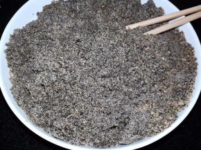 黑芝麻、白芝麻、白糖用料理机打碎，加入融化的黄油拌匀。（没有料理机可以将芝麻装入保鲜袋，用擀面杖或者玻璃瓶擀碎）