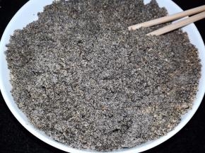黑芝麻、白芝麻、白糖用料理机打碎，加入融化的黄油拌匀。（没有料理机可以将芝麻装入保鲜袋，用擀面杖或者玻璃瓶擀碎）