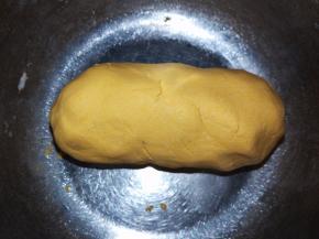 揉成光滑不开裂的面团。装入保鲜袋或者盖上保鲜膜，以防干裂。