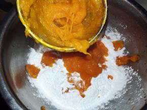 蒸熟的南瓜泥趁热过筛到糯米粉中。