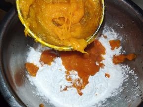 蒸熟的南瓜泥趁热过筛到糯米粉中。