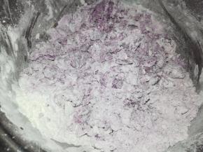 紫薯泥同样趁热跟糯米粉混合。