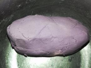 再加入温水，和成光滑不开裂的面团。