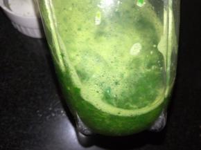 菠菜洗净，先淖水，然后加入热水，用料理机打成热乎的菠菜汁。