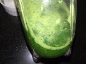 菠菜洗净，先淖水，然后加入热水，用料理机打成热乎的菠菜汁。