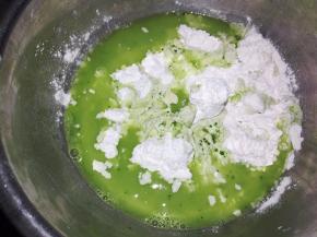 将菠菜汁趁热过滤到糯米粉中。