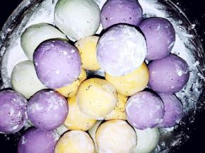 利用虎口收好口，搓圆。滚上一层干的糯米粉。依次做好。做的过程一定要用保鲜膜或者保鲜袋盖好。