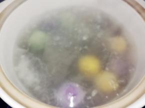 锅中烧水，水开，放入汤圆，用勺子背轻轻推动一下，以防粘锅底。