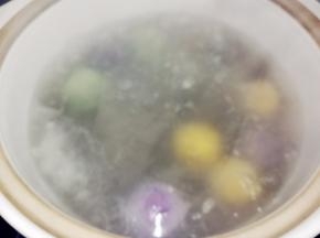 锅中烧水，水开，放入汤圆，用勺子背轻轻推动一下，以防粘锅底。