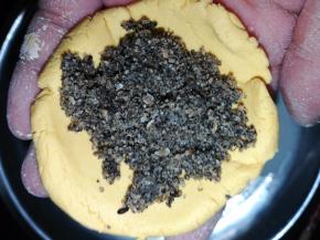 包入芝麻馅儿。