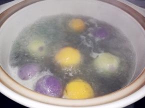 煮至所有汤圆漂浮在水面就熟了。