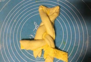 编辫子的手法编起，再最后收口