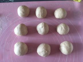 排气后分成均匀9团，松弛10分钟