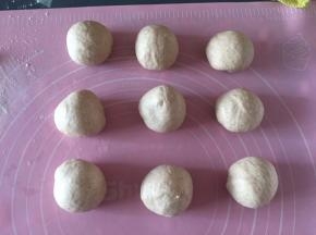 排气后分成均匀9团，松弛10分钟