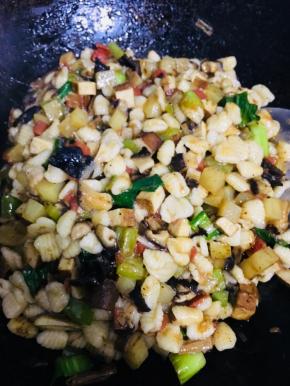 炒好如图，可以根据口味再加辣椒酱油醋。