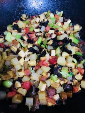 按照熟易程度，先后放各种蔬菜丁，最后放盐，五香粉，生抽和蚝油，炒熟后先放一边。