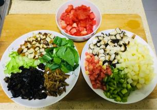 把你要吃的菜都切小丁，每个都切的均衡大小。