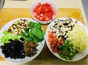 把你要吃的菜都切小丁，每个都切的均衡大小。